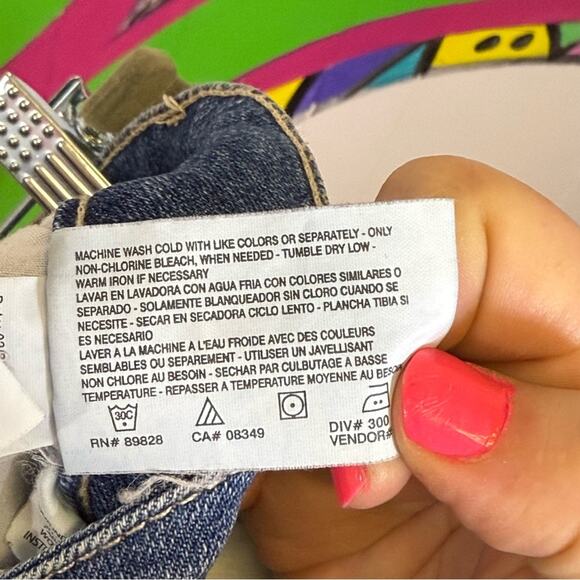 Gloria Vanderbilt Blue Jean Shorts with Floral Embroidery. Size 14. - Picture 7 of 7